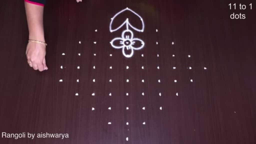 11×1 dots Thai flower kolam